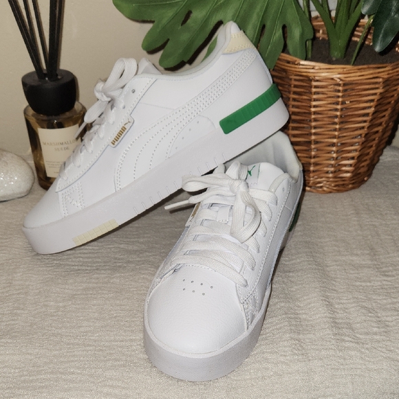 Puma Shoes - ✨️HP✨️Puma White Sneakers with Green Highlights